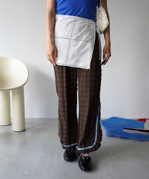SANSeLF(サンセルフ)の「【SANSeLF】レトロパイピングチェックキャミセットアップ saw26s073(セットアップ・レディース・ブラック/ブラウン・FREE)」の5枚目の写真