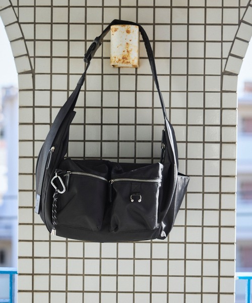 ELLEgirl(エルガール)の「ピアス付アウトポケットボディBAG(ボディバッグ/ウエストポーチ・レディース・グレー/ブラック・FREE)」の3枚目の写真