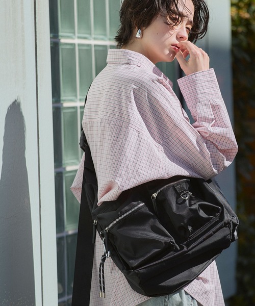 ELLEgirl(エルガール)の「ピアス付アウトポケットボディBAG(ボディバッグ/ウエストポーチ・レディース・グレー/ブラック・FREE)」の6枚目の写真