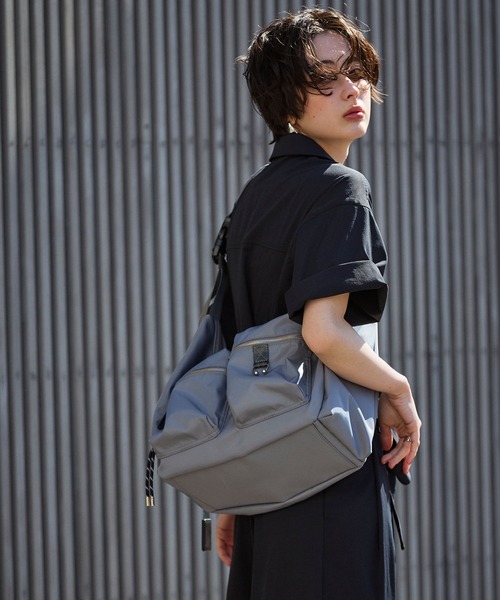 ELLEgirl(エルガール)の「ピアス付アウトポケットボディBAG(ボディバッグ/ウエストポーチ・レディース・グレー/ブラック・FREE)」の16枚目の写真
