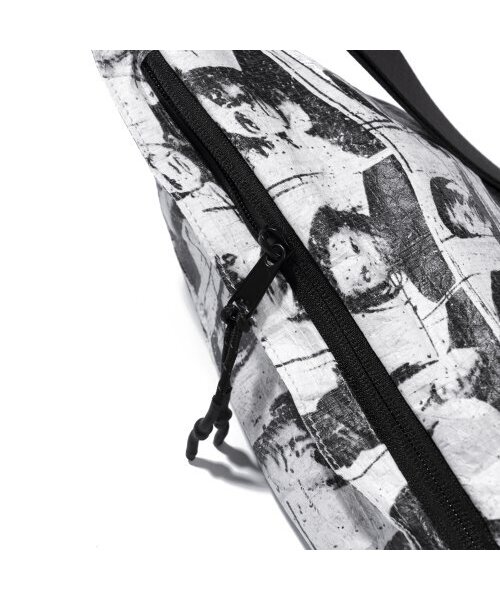 EXTRAORDINARY（エクストラオーディナリー）の「PORTRAIT PRINTING HIP SACK  WHITE（メッセンジャーバッグ・メンズ・その他・OS）」の2枚目の写真