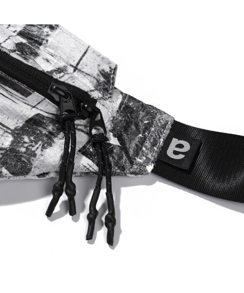 EXTRAORDINARY（エクストラオーディナリー）の「PORTRAIT PRINTING HIP SACK  WHITE（メッセンジャーバッグ・メンズ・その他・OS）」の3枚目の写真