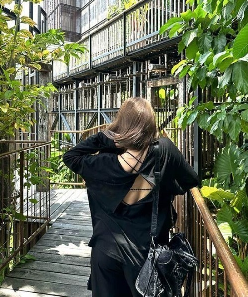 DEVICE（デバイス）の「シアー バックオープン UVカット 日焼け防止 ロンT トップス（Tシャツ/カットソー・レディース・ブラック/ホワイト・FREE）」の3枚目の写真