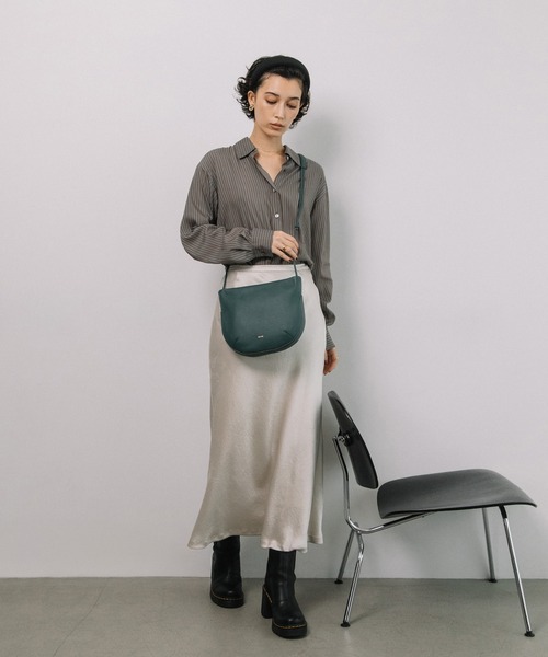 Beau're(ヴュレ)の「BEAURE カウレザー ラウンド ショルダーバッグ(ショルダーバッグ・レディース・ブルー系その他/グレー/ブラック/ベージュ・FREE)」の11枚目の写真