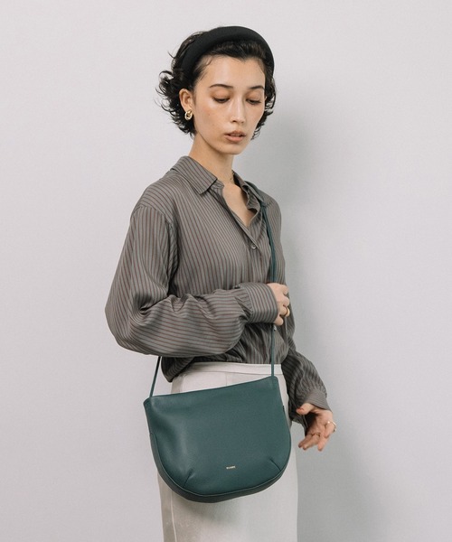 Beau're(ヴュレ)の「BEAURE カウレザー ラウンド ショルダーバッグ(ショルダーバッグ・レディース・ブルー系その他/グレー/ブラック/ベージュ・FREE)」の12枚目の写真