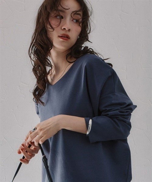 Soiunique（スワユニーク）の「ポンチ素材Ｖネックコクーンシルエット長袖Ｔシャツ［Soiunique］（Tシャツ/カットソー・レディース・アイボリー/ダークブルー/グレイッシュベージュ/ブラック・M/L/LL）」の4枚目の写真