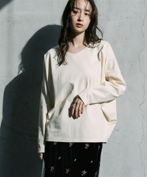 Soiunique（スワユニーク）の「ポンチ素材Ｖネックコクーンシルエット長袖Ｔシャツ［Soiunique］（Tシャツ/カットソー・レディース・アイボリー/ダークブルー/グレイッシュベージュ/ブラック・M/L/LL）」の2枚目の写真
