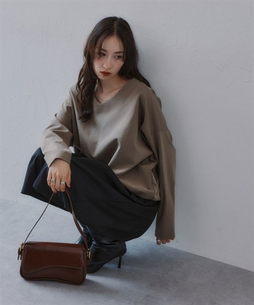 Soiunique（スワユニーク）の「ポンチ素材Ｖネックコクーンシルエット長袖Ｔシャツ［Soiunique］（Tシャツ/カットソー・レディース・アイボリー/ダークブルー/グレイッシュベージュ/ブラック・M/L/LL）」の8枚目の写真