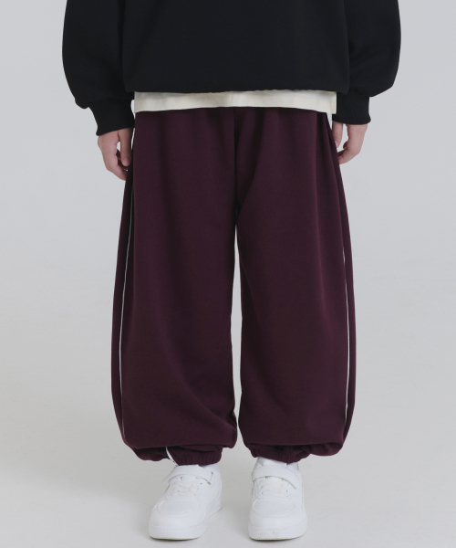 PIANER KIDS(ピアネールキッズ)の「パイピングジョガースウェットパンツ(バーガンディ)(スウェットパンツ・レディース・バーガンディー・M(130-140cm)/L(140-150㎝)/S(120-130cm)/XL(150-160㎝))」の2枚目の写真