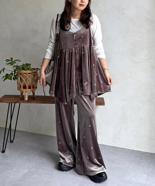 CPCM(シーピーシーエム)の「【セットアップ着用可】小花刺繍ベロアイレヘムキャミ(キャミソール・レディース・ブラック/ベージュ/ブラウン・FREE)」の4枚目の写真