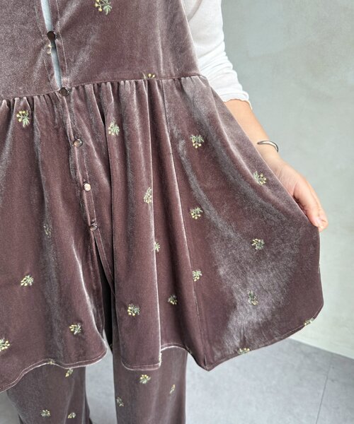 CPCM(シーピーシーエム)の「【セットアップ着用可】小花刺繍ベロアイレヘムキャミ(キャミソール・レディース・ブラック/ベージュ/ブラウン・FREE)」の5枚目の写真
