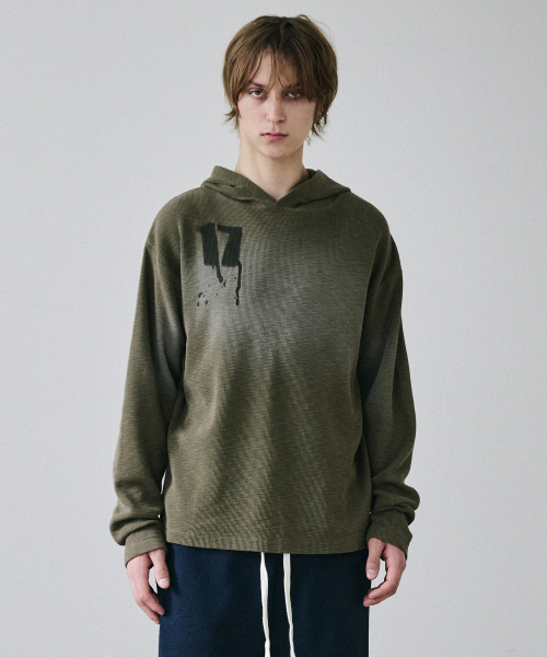 MAISON MINED(メゾンミネド)の「ペイントワッフルフード ロングスリーブ カーキ(Tシャツ/カットソー・メンズ・その他・MEDIUM/LARGE)」の1枚目の写真