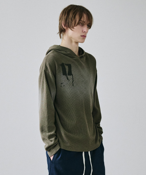 MAISON MINED(メゾンミネド)の「ペイントワッフルフード ロングスリーブ カーキ(Tシャツ/カットソー・メンズ・その他・MEDIUM/LARGE)」の3枚目の写真