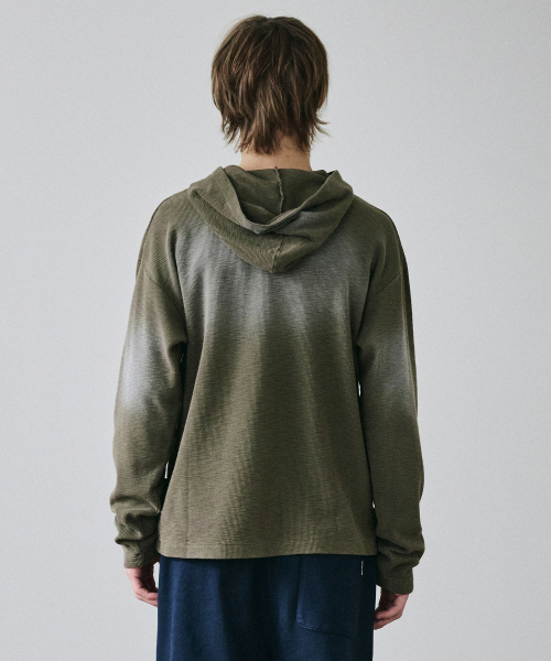 MAISON MINED(メゾンミネド)の「ペイントワッフルフード ロングスリーブ カーキ(Tシャツ/カットソー・メンズ・その他・MEDIUM/LARGE)」の4枚目の写真
