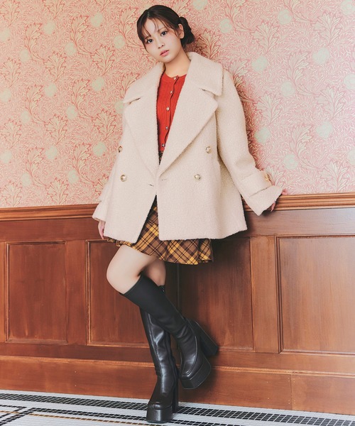 REDYAZEL(レディアゼル)の「【=LOVE 大場花菜さん着用】GOLDボタンボアダブルコート(ステンカラーコート・レディース・オフホワイト/ベージュ/ライトグレー/ネイビー・MEDIUM/SMALL)」の1枚目の写真