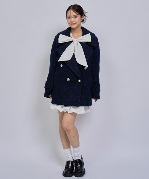 REDYAZEL(レディアゼル)の「【=LOVE 大場花菜さん着用】GOLDボタンボアダブルコート(ステンカラーコート・レディース・オフホワイト/ベージュ/ライトグレー/ネイビー・MEDIUM/SMALL)」の4枚目の写真