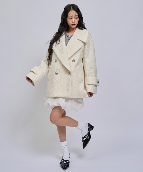 REDYAZEL(レディアゼル)の「【=LOVE 大場花菜さん着用】GOLDボタンボアダブルコート(ステンカラーコート・レディース・オフホワイト/ベージュ/ライトグレー/ネイビー・MEDIUM/SMALL)」の2枚目の写真