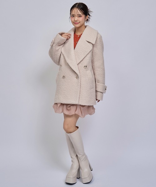 REDYAZEL(レディアゼル)の「【=LOVE 大場花菜さん着用】GOLDボタンボアダブルコート(ステンカラーコート・レディース・オフホワイト/ベージュ/ライトグレー/ネイビー・MEDIUM/SMALL)」の7枚目の写真