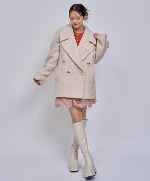 REDYAZEL(レディアゼル)の「【=LOVE 大場花菜さん着用】GOLDボタンボアダブルコート(ステンカラーコート・レディース・オフホワイト/ベージュ/ライトグレー/ネイビー・MEDIUM/SMALL)」の8枚目の写真