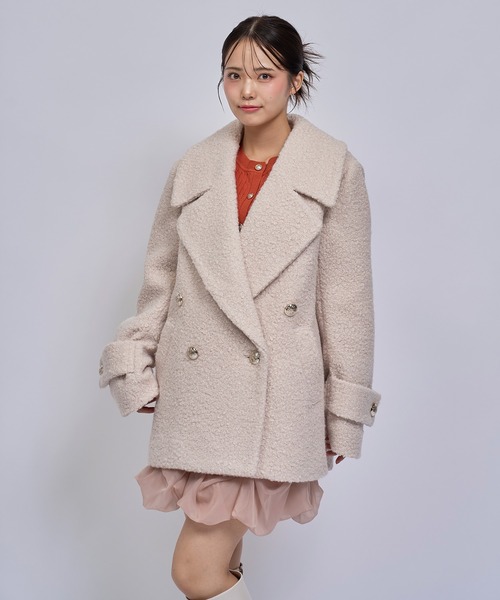 REDYAZEL(レディアゼル)の「【=LOVE 大場花菜さん着用】GOLDボタンボアダブルコート(ステンカラーコート・レディース・オフホワイト/ベージュ/ライトグレー/ネイビー・MEDIUM/SMALL)」の11枚目の写真