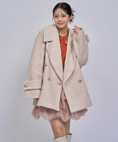 REDYAZEL(レディアゼル)の「【=LOVE 大場花菜さん着用】GOLDボタンボアダブルコート(ステンカラーコート・レディース・オフホワイト/ベージュ/ライトグレー/ネイビー・MEDIUM/SMALL)」の13枚目の写真