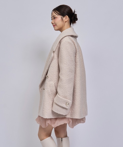 REDYAZEL(レディアゼル)の「【=LOVE 大場花菜さん着用】GOLDボタンボアダブルコート(ステンカラーコート・レディース・オフホワイト/ベージュ/ライトグレー/ネイビー・MEDIUM/SMALL)」の15枚目の写真
