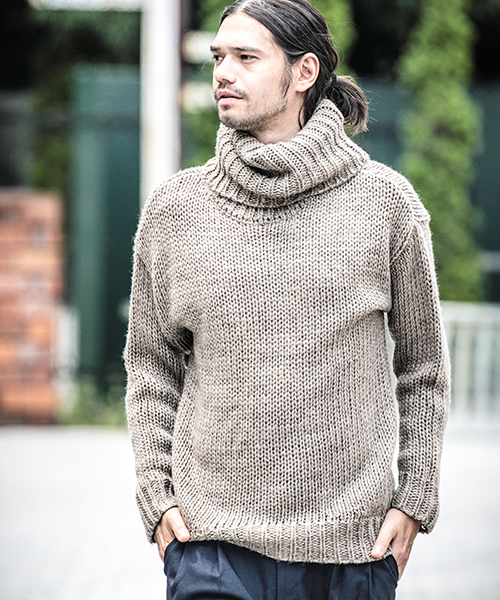 上ベージュ タートルネック ニット メンズ 人気のファッションスタイル