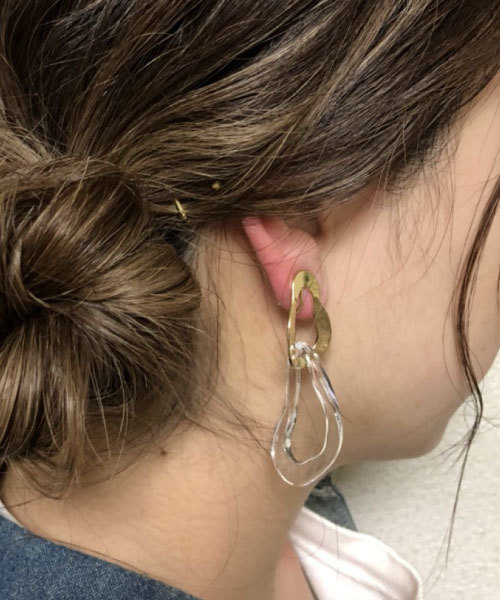 tone(トーン)の「【KuKuLu TOKYO】変形Wフープイヤリング(イヤリング・レディース・ブラック/クリア/パープル系その他/レッド系その他/ブルー系その他/グリーン系その他/ブラウン系その他/グレー/ブラウン・FREE)」の9枚目の写真