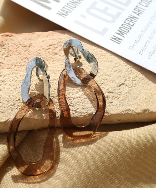 tone(トーン)の「【KuKuLu TOKYO】変形Wフープイヤリング(イヤリング・レディース・ブラック/クリア/パープル系その他/レッド系その他/ブルー系その他/グリーン系その他/ブラウン系その他/グレー/ブラウン・FREE)」の4枚目の写真