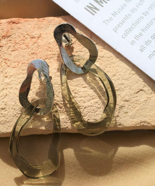 tone(トーン)の「【KuKuLu TOKYO】変形Wフープイヤリング(イヤリング・レディース・ブラック/クリア/パープル系その他/レッド系その他/ブルー系その他/グリーン系その他/ブラウン系その他/グレー/ブラウン・FREE)」の5枚目の写真