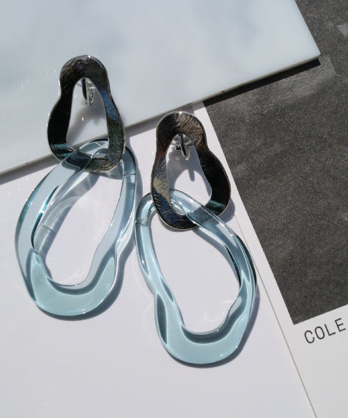 tone(トーン)の「【KuKuLu TOKYO】変形Wフープイヤリング(イヤリング・レディース・ブラック/クリア/パープル系その他/レッド系その他/ブルー系その他/グリーン系その他/ブラウン系その他/グレー/ブラウン・FREE)」の6枚目の写真