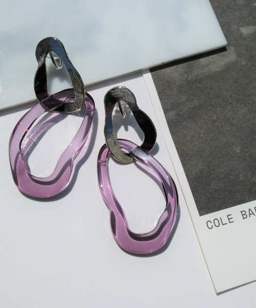 tone(トーン)の「【KuKuLu TOKYO】変形Wフープイヤリング(イヤリング・レディース・ブラック/クリア/パープル系その他/レッド系その他/ブルー系その他/グリーン系その他/ブラウン系その他/グレー/ブラウン・FREE)」の7枚目の写真