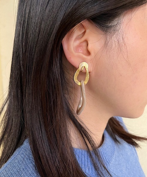 tone(トーン)の「【KuKuLu TOKYO】変形Wフープイヤリング(イヤリング・レディース・ブラック/クリア/パープル系その他/レッド系その他/ブルー系その他/グリーン系その他/ブラウン系その他/グレー/ブラウン・FREE)」の11枚目の写真