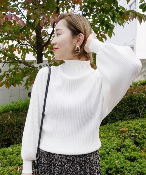 Auntie Rosa(アンティローザ)の「【AuntieRosa】 リブバルーンスリーブニット(ニット/セーター・レディース・ホワイト/ベージュ/ブラウン・FREE)」の4枚目の写真