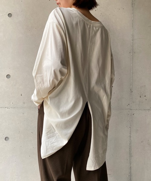 DouDou(ドゥドゥ)の「バックスリットT(Tシャツ/カットソー・レディース・ブラック/オフホワイト/グレイッシュベージュ/ベージュ/ホワイト・FREE)」の3枚目の写真
