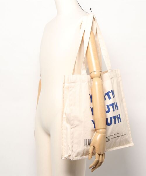 LA VORAGINE（ラ ヴォラジネ）の「YOUTHプリントキャンバストートバッグ（トートバッグ・レディース・オフホワイト/ベージュ・FREE）」の6枚目の写真
