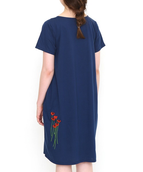 Design Tshirts Store graniph(デザイン ティーシャツ ストア グラニフ)の「フレデリックインザフラワーガーデン (レオレオニ) |コラボコクーンワンピース(ワンピース・レディース・ネイビー・FREE)」の4枚目の写真