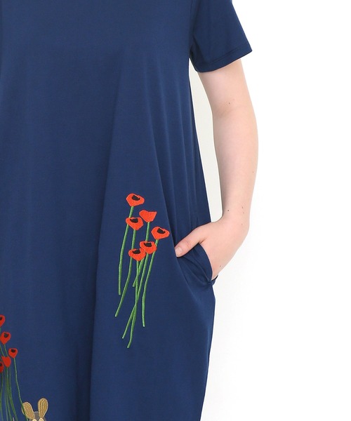 Design Tshirts Store graniph(デザイン ティーシャツ ストア グラニフ)の「フレデリックインザフラワーガーデン (レオレオニ) |コラボコクーンワンピース(ワンピース・レディース・ネイビー・FREE)」の3枚目の写真