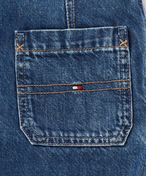 TOMMY HILFIGER(トミーヒルフィガー)の「GIRLS デニムジャンパースカート(デニムスカート・キッズ・ブルー・110cm/100cm/120cm)」の4枚目の写真