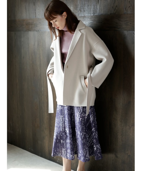 TONAL（トーナル）の「ウールリバーウェストリボンショートコート（チェスターコート・レディース・グレー/ブルー/モカ・38/36）」の2枚目の写真