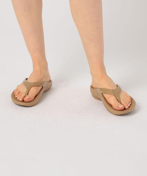 TOMORROWLAND （トゥモローランド）の「OOFOS OOlala THE AFTER YOGA サンダル（サンダル・レディース・ブラック/ベージュ/ホワイト/ライトグレー・23.0cm/25.0/24.0）」の9枚目の写真