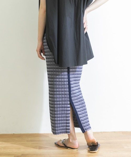 URBAN RESEARCH(アーバンリサーチ)の「ジオメトリックニットスカート(スカート・レディース・ブラック系その他/ブルー系その他・FREE)」の12枚目の写真