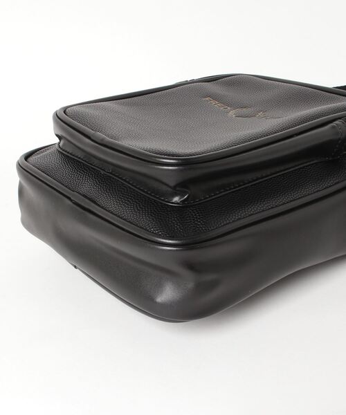 FRED PERRY◆メンズ スコッチグレイン PU サイドバッグ FRED PERRY（フレッドペリー）の「Scotch Grain Pu Side Bag