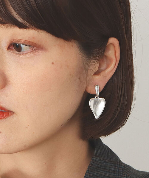 BEAMS HEART(ビームスハート)の「BEAMS HEART / 変形ハート イヤリング(イヤリング・レディース・シルバー/ゴールド・ONE SIZE)」の2枚目の写真