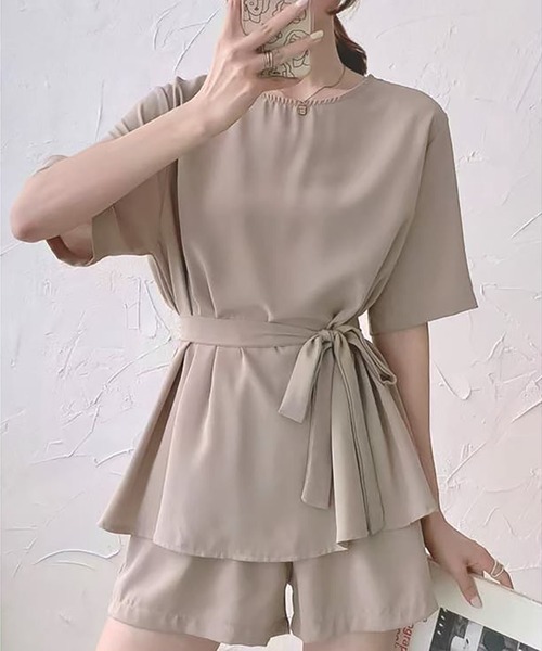 Girly Doll(ガーリードール)の「ブラウス+ショートパンツ 2点セットアップ(セットアップ・レディース・ブラウン/ブルー/ブラック/ピンク/ベージュ・F)」の4枚目の写真