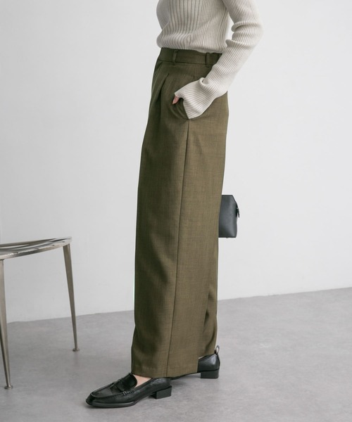 KBF（ケイビーエフ）の「タックWIDEストレートパンツ（その他パンツ・レディース・チャコールグレー/ブラウン系その他・ONE）」の4枚目の写真