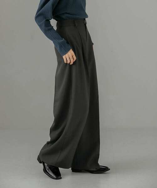 KBF（ケイビーエフ）の「タックWIDEストレートパンツ（その他パンツ・レディース・チャコールグレー/ブラウン系その他・ONE）」の17枚目の写真
