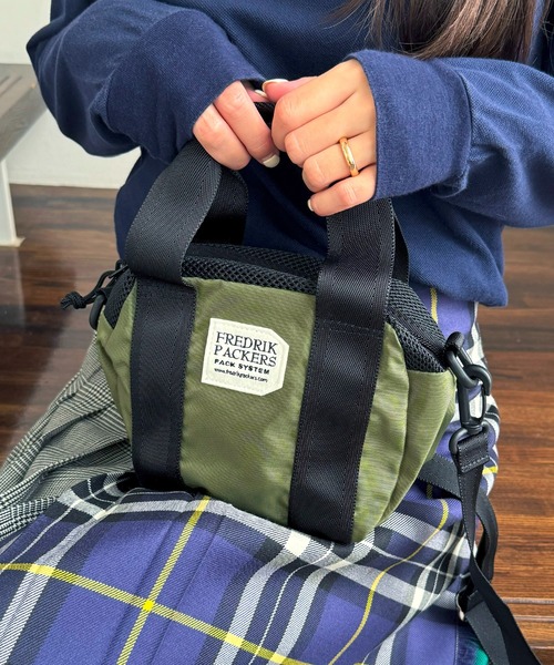 FREDRIK PACKERS(フレドリックパッカーズ)の「【FREDRIK PACKERS】420D OVAL PACK オーバルパック ショルダーバッグ フレドリックパッカーズ/ミニショルダー/手提げ/ショルダーバッグ/撥水(ショルダーバッグ・レディース・ブラック/シルバー/ホワイト/オリーブ/ベージュ/ブルー・FREE)」の4枚目の写真