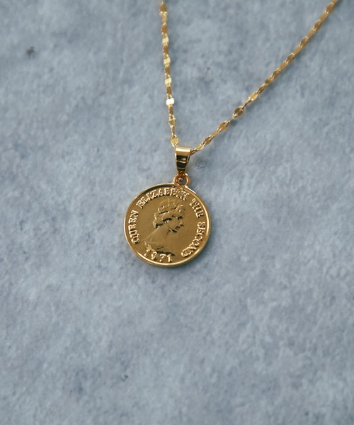 RIVE DROITE（リヴドロワ）の「カジュアルスタイルにも合うコインモチーフ/コインショートネックレス1（ネックレス・レディース・ゴールド・FREE）」の9枚目の写真