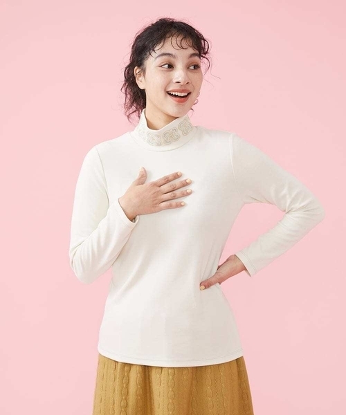 Jocomomola（ホコモモラ）の「ベアスムース ハイネックカットソー（Tシャツ/カットソー・レディース・イエロー/ピンク/ブルー/アイボリー・40）」の2枚目の写真